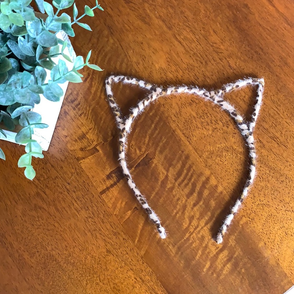 Leopard print fuzzy cat ears headband ✨